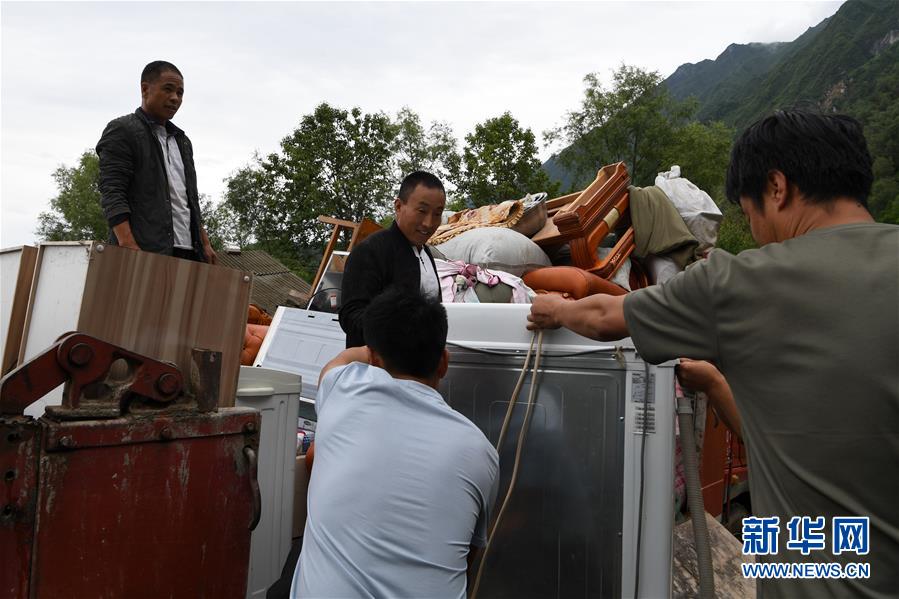 （新華全媒+）（9）千里“挪窩”，踏實(shí)開(kāi)啟新生活