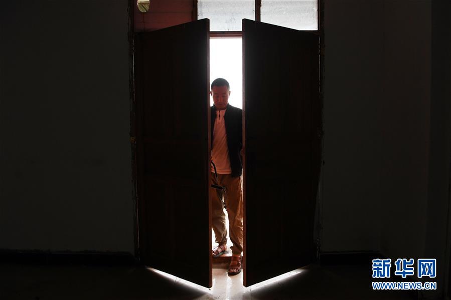 （新華全媒+）（10）千里“挪窩”，踏實(shí)開(kāi)啟新生活