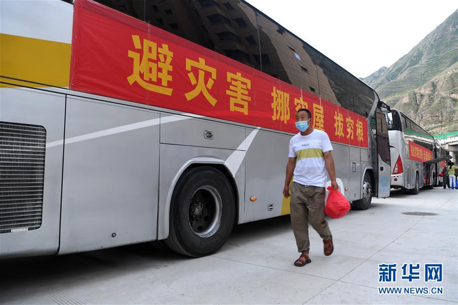 （新華全媒+）（17）千里“挪窩”，踏實(shí)開(kāi)啟新生活