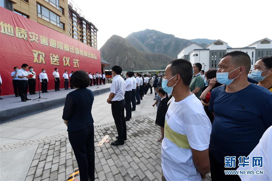 （新華全媒+）（15）千里“挪窩”，踏實(shí)開(kāi)啟新生活