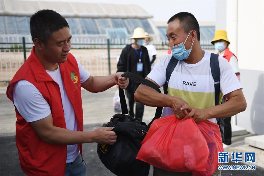 （新華全媒+）（21）千里“挪窩”，踏實(shí)開(kāi)啟新生活