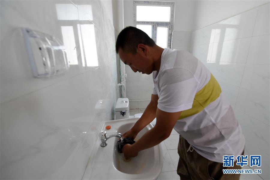 （新華全媒+）（23）千里“挪窩”，踏實(shí)開(kāi)啟新生活