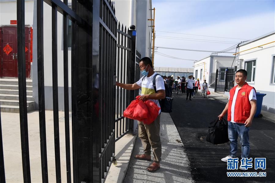 （新華全媒+）（22）千里“挪窩”，踏實(shí)開(kāi)啟新生活