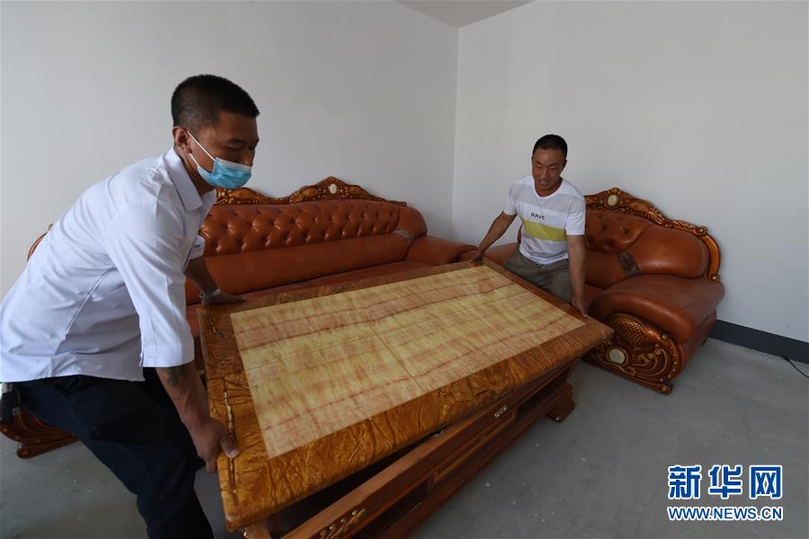 （新華全媒+）（27）千里“挪窩”，踏實(shí)開(kāi)啟新生活