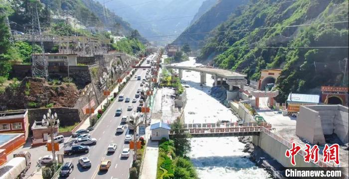 郭達山隧道進口實況。　康巴傳媒供圖