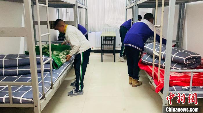 青?，敹嗟卣馂?zāi)后重建見聞：從帳篷教室到分區(qū)上課