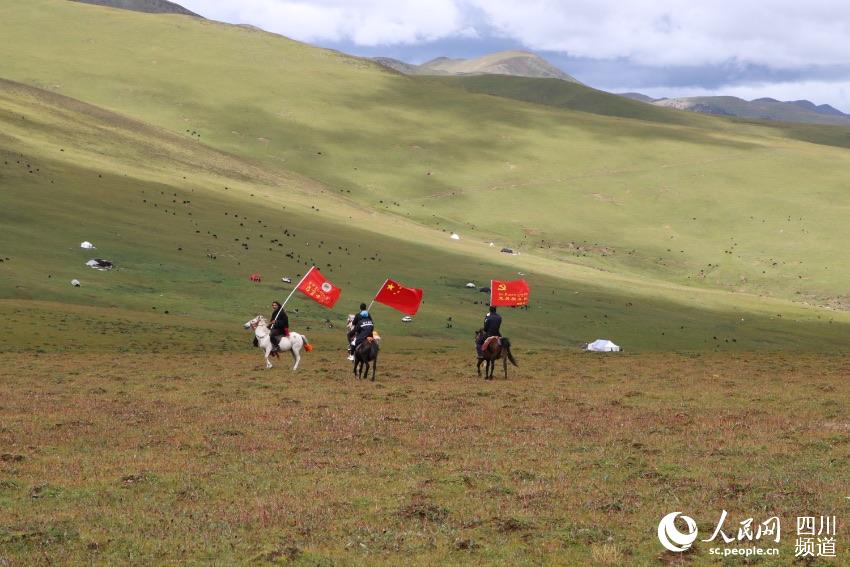 馬背宣講隊(duì)。巴登攝