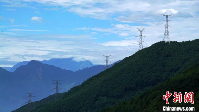 甘蜀改500千伏線路二郎山上架線施工現(xiàn)場。　譚謝陽 攝