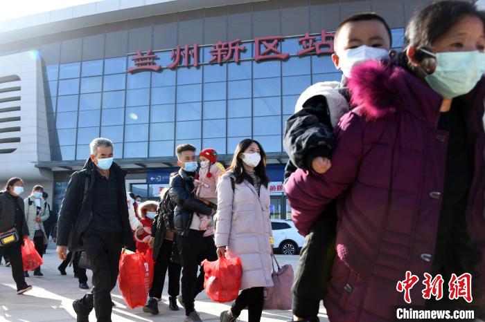 圖為搬遷民眾剛出火車站?！《P 攝