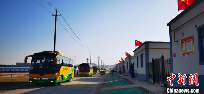 圖為搬遷民眾抵達(dá)安置區(qū)?！∥航ㄜ?攝