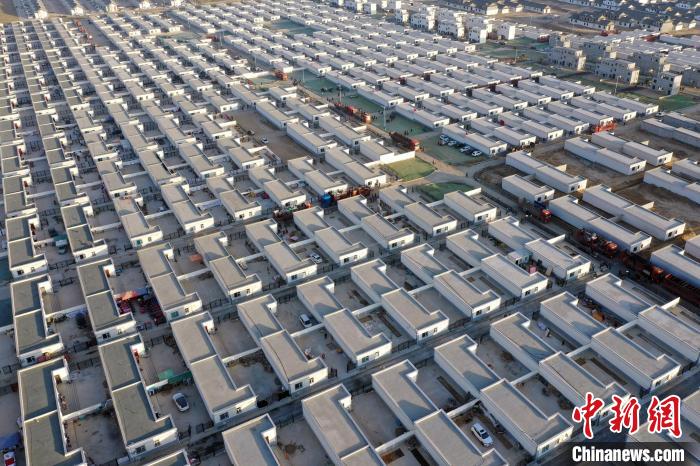 圖為蘭州新區(qū)移民安置區(qū)?！《P 攝