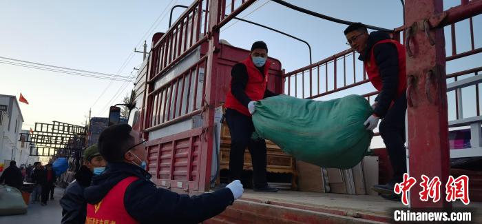 圖為志愿者幫忙搬運(yùn)家具等物資?！∥航ㄜ?攝