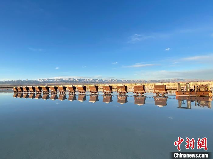 圖為小火車倒影在湖中，湖面如圖明鏡一般?！●R翔 攝