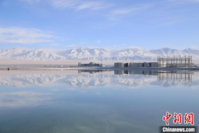 圖為鹽湖景色?！●R翔 攝