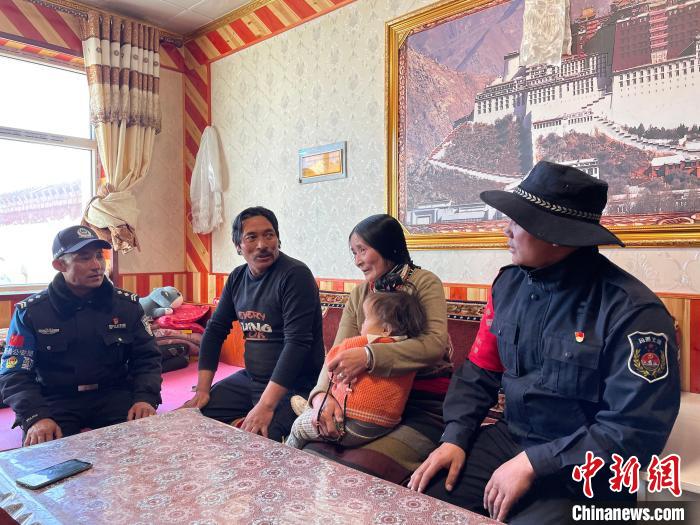 圖為派出所民警和義警入戶了解情況。　祁繡娟 攝