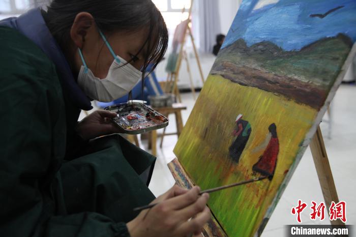 圖為學(xué)生跟著老師學(xué)習(xí)繪畫(huà)?！『F龍 攝