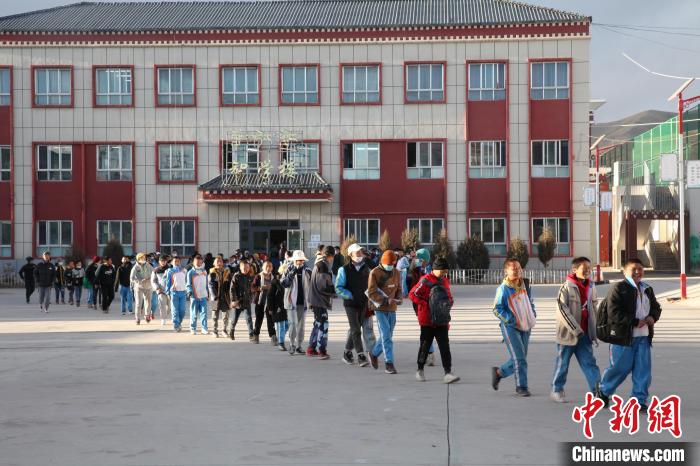 圖為瑪沁縣第一民族中學(xué)。　胡貴龍 攝