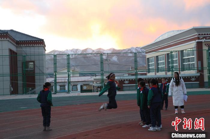 圖為學(xué)生們開(kāi)展社團(tuán)活動(dòng)。　胡貴龍 攝