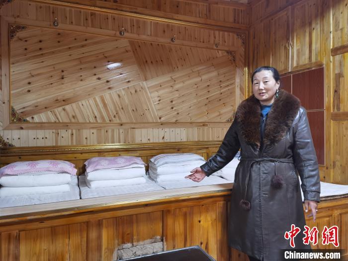 圖為德吉村村民鬧尖措介紹自家農(nóng)家樂?！∑钤鲚?攝