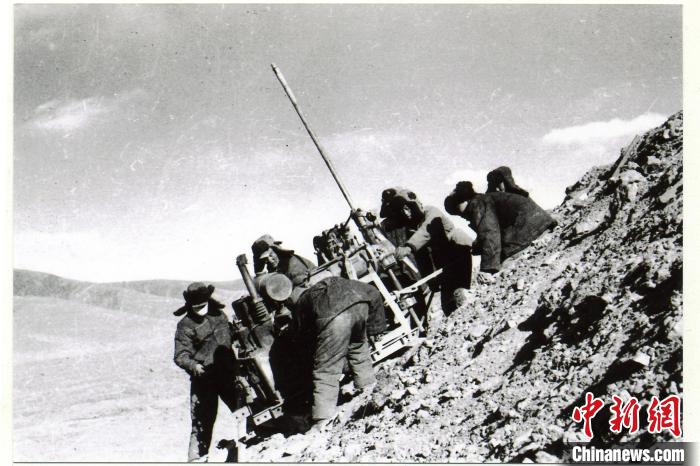 中鐵西北院科技工作者肩挑手扛運送地質(zhì)鉆機。(資料圖) 中鐵西北科學(xué)研究院供圖