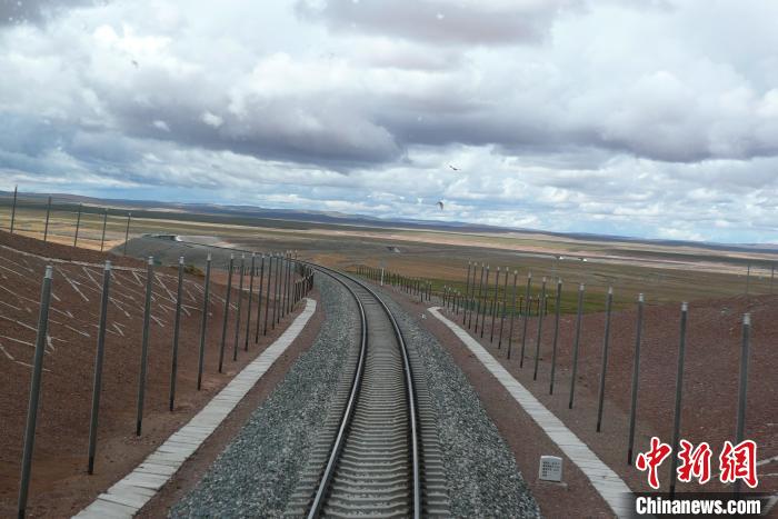 圖為熱棒技術(shù)在青藏鐵路凍土區(qū)的應(yīng)用。(資料圖) 中鐵西北科學(xué)研究院供圖