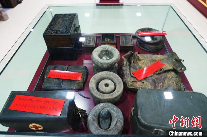 圖為藏醫(yī)傳統(tǒng)制藥石鍋石槽?！●R銘言 攝