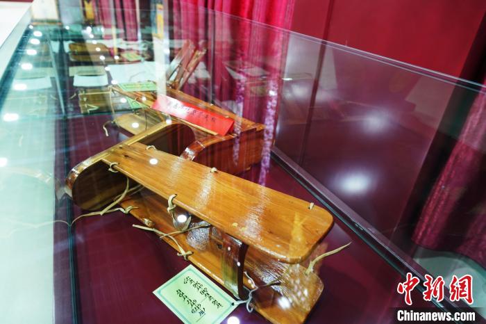 圖為藏醫(yī)外治骨科夾板?！●R銘言 攝