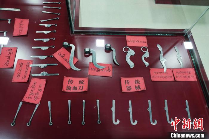 圖為藏醫(yī)古傳統(tǒng)醫(yī)療器械。　馬銘言 攝