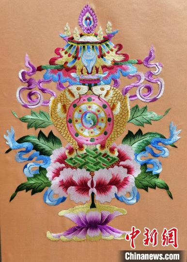 圖為藏繡作品?！∑钤鲚?攝