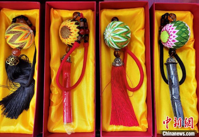 圖為藏繡手工藝品?！∑钤鲚?攝