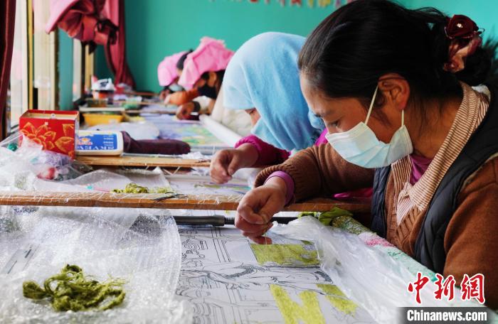 圖為繡娘正在進(jìn)行刺繡?！●R銘言 攝