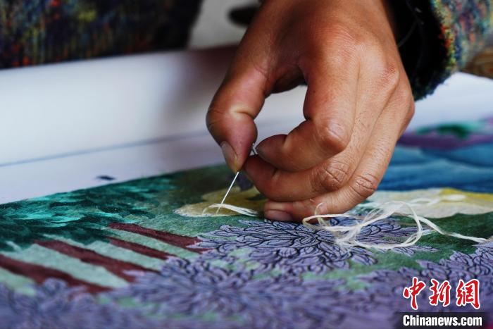 圖為“藏繡”細(xì)節(jié)圖?！●R銘言 攝