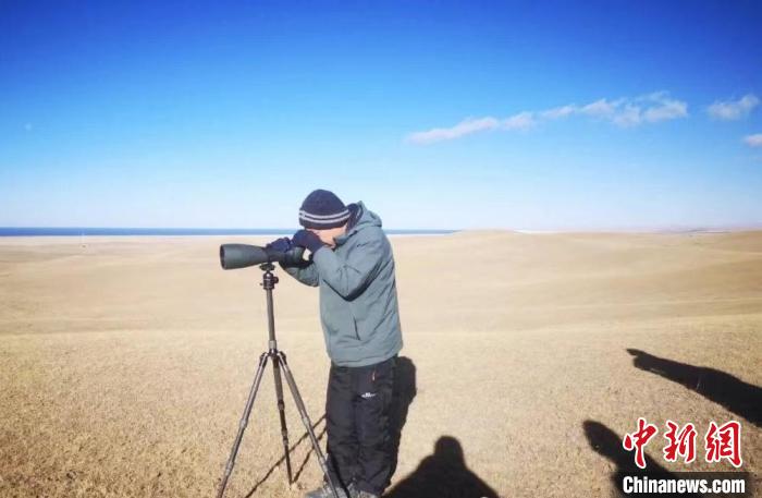 圖為工作人員正在進行監(jiān)測?！∏嗪：皡^(qū)保護利用管理局供圖