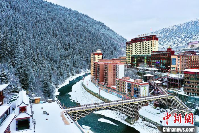 壤塘的雪后美景?！∪捞量h融媒體中心供圖