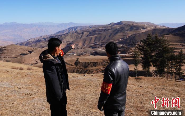 圖為桑杰加(左)和同事望向遠(yuǎn)方?！●R銘言 攝