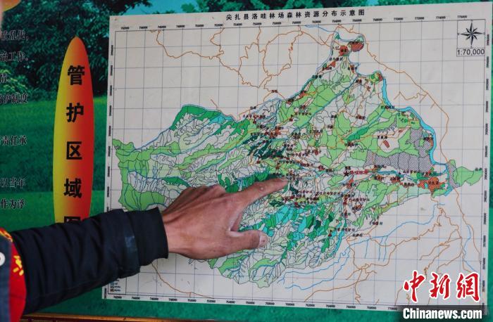 圖為桑杰加介紹管護(hù)區(qū)域分布?！●R銘言 攝