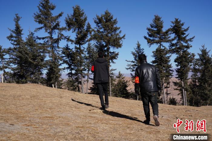 圖為桑杰加(左)和同事巡查林場(chǎng)。　馬銘言 攝