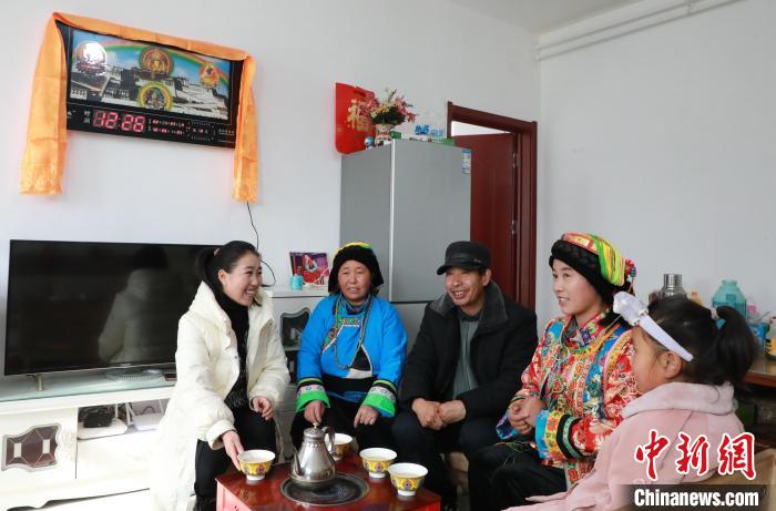 新家是兩層小樓房，一樓布置得充滿現(xiàn)代感，喝著藏式奶茶，一家人聊著今年春節(jié)怎么過。　丁思 攝