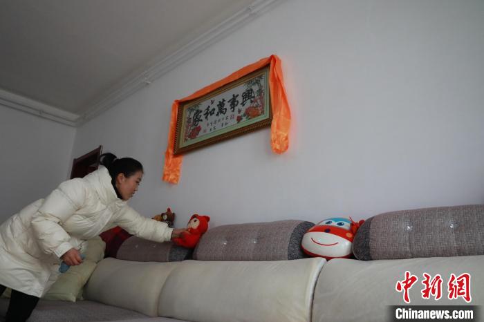 27日，春節(jié)將至，楊周馬草打掃房屋，拆洗沙發(fā)靠墊等。　丁思 攝