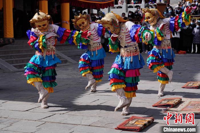 圖為塔爾寺僧侶進(jìn)行“跳欠”儀式?！●R銘言 攝