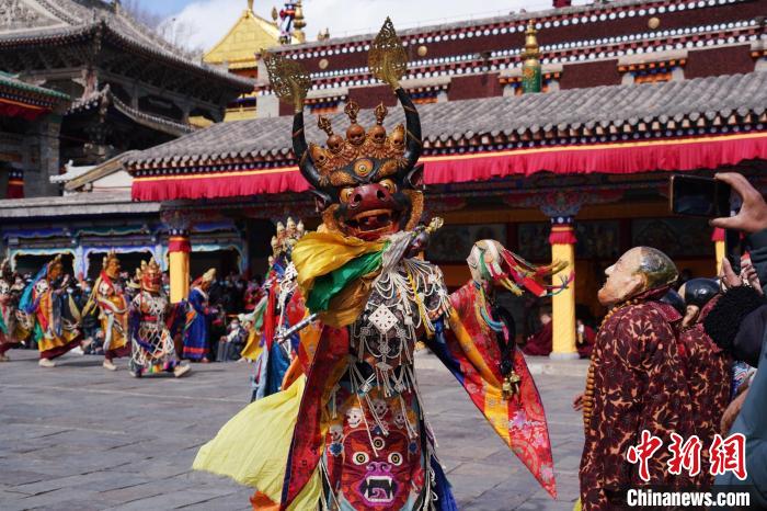 圖為塔爾寺僧侶進(jìn)行“跳欠”儀式?！●R銘言 攝