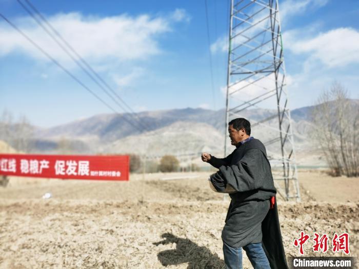 圖為藏族民眾撒種、施肥?！?zhí)砀?攝