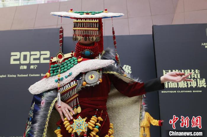 圖為模特展示藏族服飾?！●R銘言 攝