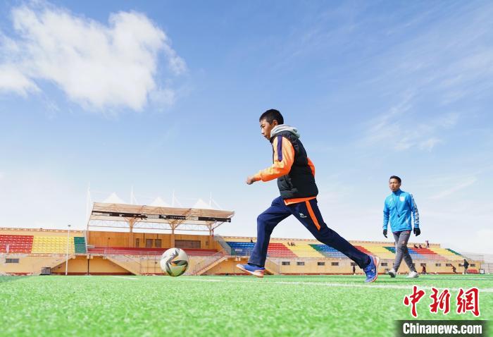 圖為一名男孩運球射門?！●R銘言 攝