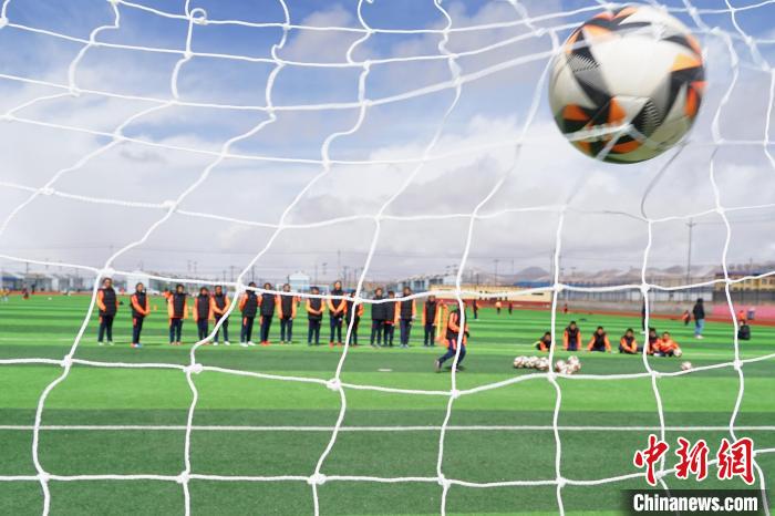 圖為孩子們進行射門訓(xùn)練?！●R銘言 攝