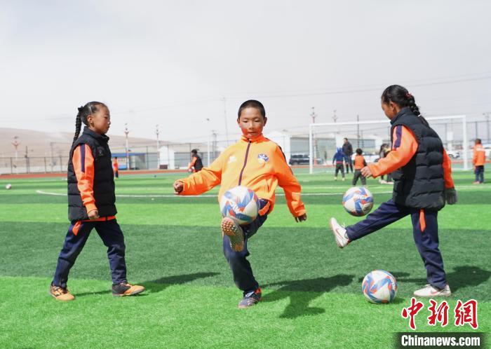 圖為孩子們進行顛球訓(xùn)練。　馬銘言 攝