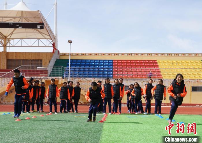 圖為孩子們正在進行訓(xùn)練?！●R銘言 攝