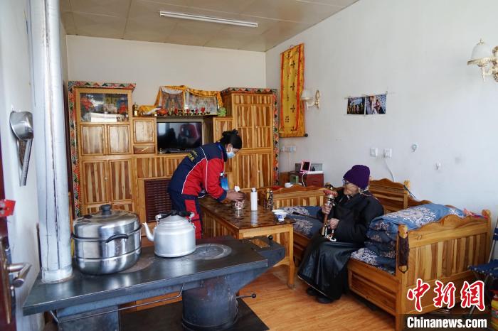 圖為敬老院護(hù)工為老人打掃屋內(nèi)衛(wèi)生?！●R銘言 攝