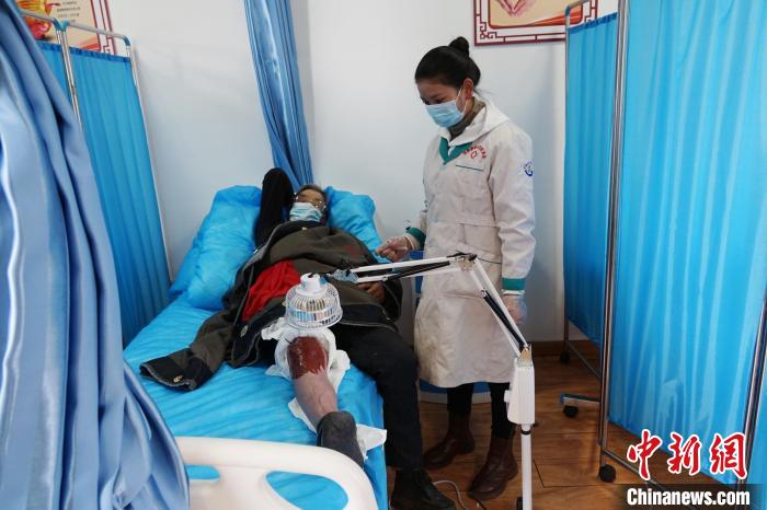 圖為敬老院醫(yī)生用藏藥為老人進(jìn)行治療?！●R銘言 攝