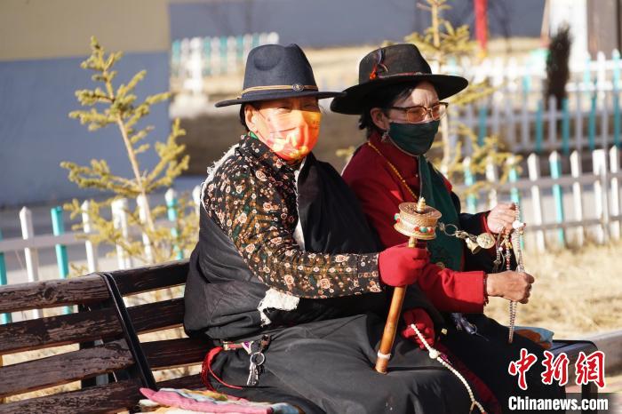 圖為敬老院老人在院內(nèi)曬太陽轉(zhuǎn)經(jīng)桶。　馬銘言 攝